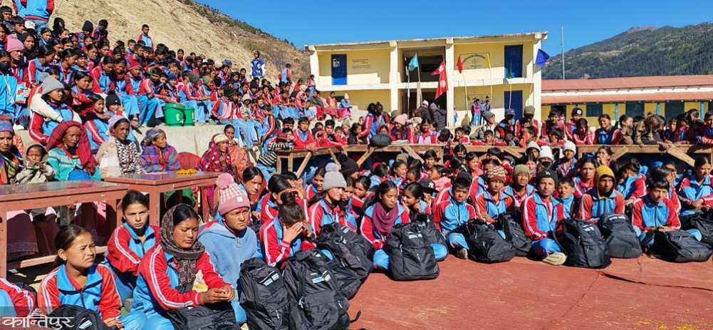 दुर्गमका ३ हजार बढी विपन्न बालबालिकालाई शैक्षिक सामग्री सहयोग